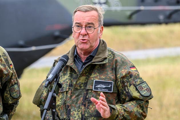 im Bild v.l.: Bundesminister der Verteidigung Boris Pistorius, GER, Bundesminister der Verteidigung Boris Pistorius besucht das Transporthubschrauberregiment 30 Tauberfranken auf dem Übungsplatz in Külsheim, DSK, 23.07.2026, *** Pictured from left: Federal Minister of Defense Boris Pistorius, GER; Federal Minister of Defense Boris Pistorius visits the 30th Tauberfranken Transport Helicopter Regiment at the training area in Külsheim, DSK, July 23, 2026, Copyright: HMBxMedia UwexKoch