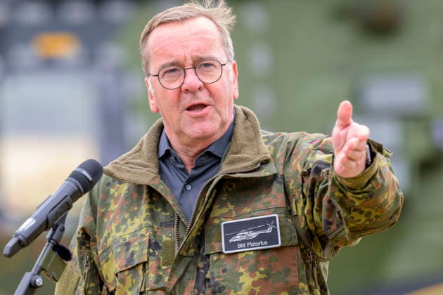 im Bild v.l.: Bundesminister der Verteidigung Boris Pistorius, GER, Bundesminister der Verteidigung Boris Pistorius besucht das Transporthubschrauberregiment 30 Tauberfranken auf dem Übungsplatz in Külsheim, DSK, 23.07.2026, *** Pictured from left: Federal Minister of Defense Boris Pistorius, GER; Federal Minister of Defense Boris Pistorius visits the 30th Tauberfranken Transport Helicopter Regiment at the training area in Külsheim, DSK, July 23, 2026, Copyright: HMBxMedia UwexKoch
