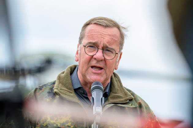 im Bild v.l.: Bundesminister der Verteidigung Boris Pistorius, GER, Bundesminister der Verteidigung Boris Pistorius besucht das Transporthubschrauberregiment 30 Tauberfranken auf dem Übungsplatz in Külsheim, DSK, 23.07.2026, *** Pictured from left: Federal Minister of Defense Boris Pistorius, GER; Federal Minister of Defense Boris Pistorius visits the 30th Tauberfranken Transport Helicopter Regiment at the training area in Külsheim, DSK, July 23, 2026, Copyright: HMBxMedia UwexKoch