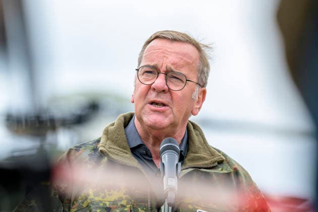 im Bild v.l.: Bundesminister der Verteidigung Boris Pistorius, GER, Bundesminister der Verteidigung Boris Pistorius besucht das Transporthubschrauberregiment 30 Tauberfranken auf dem Übungsplatz in Külsheim, DSK, 23.07.2026, *** Pictured from left: Federal Minister of Defense Boris Pistorius, GER; Federal Minister of Defense Boris Pistorius visits the 30th Tauberfranken Transport Helicopter Regiment at the training area in Külsheim, DSK, July 23, 2026, Copyright: HMBxMedia UwexKoch