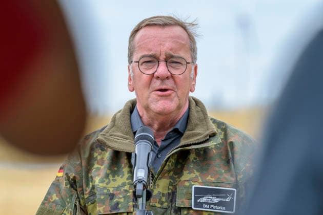 im Bild v.l.: Bundesminister der Verteidigung Boris Pistorius, GER, Bundesminister der Verteidigung Boris Pistorius besucht das Transporthubschrauberregiment 30 Tauberfranken auf dem Übungsplatz in Külsheim, DSK, 23.07.2026, *** Pictured from left: Federal Minister of Defense Boris Pistorius, GER; Federal Minister of Defense Boris Pistorius visits the 30th Tauberfranken Transport Helicopter Regiment at the training area in Külsheim, DSK, July 23, 2026, Copyright: HMBxMedia UwexKoch