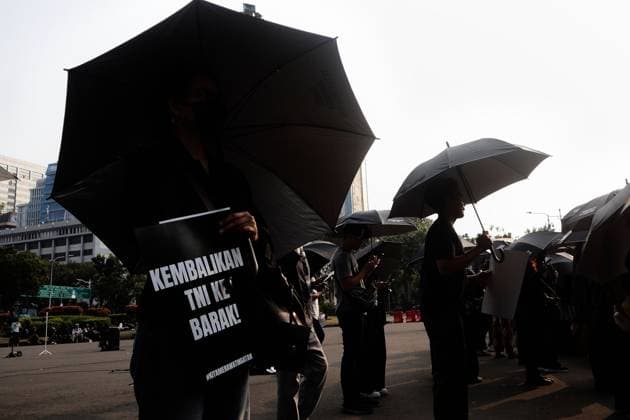 July 23, 2026, Jakarta, Indonesia: JAKARTA, INDONESIA Ã¢â‚¬ JULY 23, 2026: Human rights activists from the Victims Solidarity Network for Justice hold signs and banners during the 917th Kamisan protest outside the Merdeka Palace in Jakarta, Indonesia. The demonstrators called for renewed investigations into unresolved human rights violations and marked the 27th anniversary of the Teungku Bantaqiyah Incident under the theme Remembering to Reject Impunity. Jakarta Indonesia - ZUMAq101 20260723_zna_q101_062 Copyright: xMuhammadxRizkyxFebriansyahx