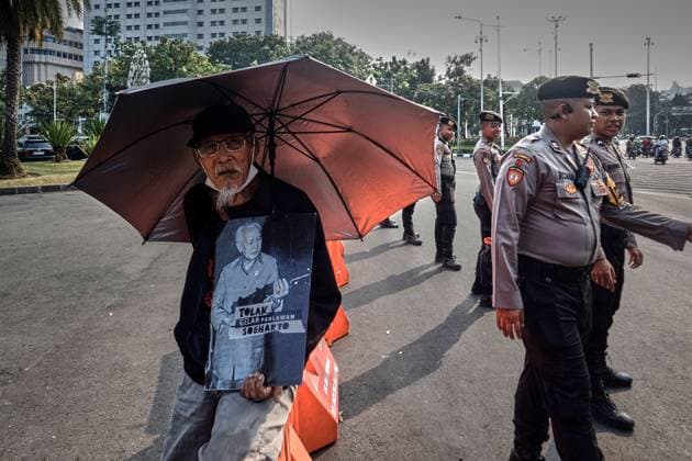 July 23, 2026, Jakarta, Indonesia: JAKARTA, INDONESIA Ã¢â‚¬ JULY 23, 2026: Human rights activists from the Victims Solidarity Network for Justice hold signs and banners during the 917th Kamisan protest outside the Merdeka Palace in Jakarta, Indonesia. The demonstrators called for renewed investigations into unresolved human rights violations and marked the 27th anniversary of the Teungku Bantaqiyah Incident under the theme Remembering to Reject Impunity. Jakarta Indonesia - ZUMAq101 20260723_zna_q101_063 Copyright: xMuhammadxRizkyxFebriansyahx