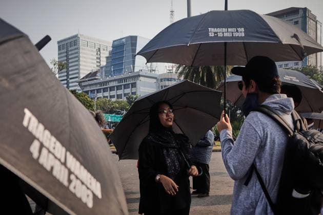 July 23, 2026, Jakarta, Indonesia: JAKARTA, INDONESIA Ã¢â‚¬ JULY 23, 2026: Human rights activists from the Victims Solidarity Network for Justice hold signs and banners during the 917th Kamisan protest outside the Merdeka Palace in Jakarta, Indonesia. The demonstrators called for renewed investigations into unresolved human rights violations and marked the 27th anniversary of the Teungku Bantaqiyah Incident under the theme Remembering to Reject Impunity. Jakarta Indonesia - ZUMAq101 20260723_zna_q101_071 Copyright: xMuhammadxRizkyxFebriansyahx