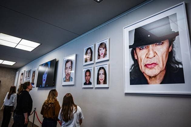 OLYMPIASTADION X CAMERA WORK MARTIN SCHOELLER ** NUR FÜR REDAKTIONELLE ZWECKE ** EDITORIAL USE ONLY **<p>Fotograf Martin Schoeller in seiner Art Presentation in der Ehrenhalle des Olympiastadion, fotografiert am 23.07.2026 in Berlin. Berlin Berlin Berlin Copyright: MaurizioxGambarini *** OLYMPIC STADIUM X CAMERA WORK BY MARTIN SCHOELLER ** FOR EDITORIAL PURPOSES ONLY ** EDITORIAL USE ONLY ** p Photographer Martin Schoeller at his art presentation in the Hall of Fame at the Olympic Stadium, photographed on July 23, 2026, in Berlin Berlin Berlin Berlin Copyright MaurizioxGambarini Copyright: MaurizioxGambarini doc86ub0obei1j6itf2jvj ,EDITORIAL USE ONLY