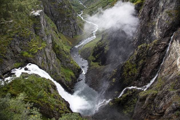 Creative Highlights World Majestätischer Wasserfall, der durch eine enge und üppige Schlucht fließt, Voringsfossen, mit 165m Fallhöhe, oberhalb des Dorfes Eidfjord, Hardangerfjord, Norwegen, Skandinavien Majestic waterfall flowing through a narrow and lush gorge, Voringsfossen, with 165m drop, above the village of Eidfjord, Hardangerfjord, Norway, Scandinavia Copyright: imageBROKER DennisxEid ibxwlw18422933.jpg