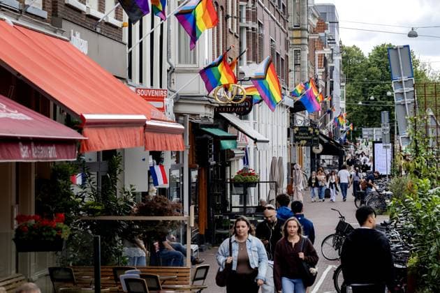 AMSTERDAM - Rainbow flags on homes on Vijzelstraat in the run-up to Pride Amsterdam and World Pride. Because this 30th edition of Pride Amsterdam is also the 10th celebration of World Pride, the event lasts two weeks this year instead of one. As a result, the Canal Parade, the colorful boat parade normally the grand finale of Pride Amsterdam, is taking place halfway through the event this year. An exceptionally large number of visitors is also expected. RAMON VAN FLYMEN ANP netherlands out - belgium out  Copyright: xx x564123990x originalFilename: 564123990.jpg