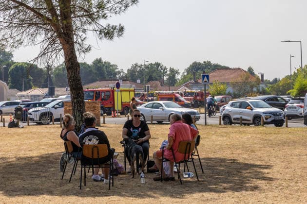Wildfire Burns Near Le Porge - Gironde Firefighters are battling the blaze as emergency services remain mobilized to protect nearby residents, tourists and properties. Smoke rises as a wildfire burns near Lacanau and people are gathered at an emergency reception center in Le Porge, Gironde, France, on July 23, 2026. Photo by Margot Le Gonidec ABACAPRESS.COM Le Porge Gironde France  Copyright: xLexGonidecxMargot ABACAx