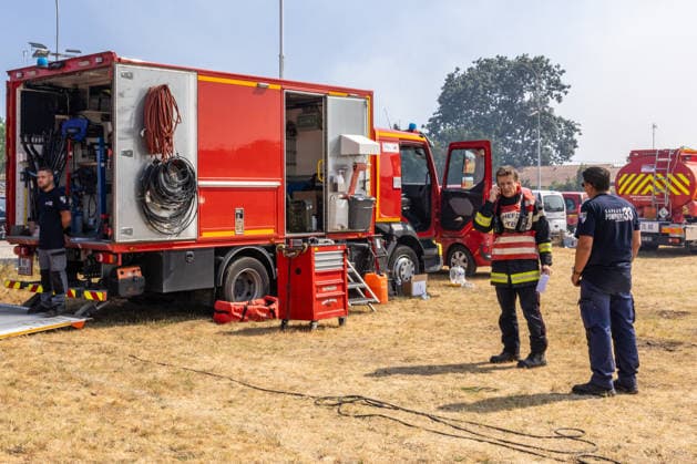 Wildfire Burns Near Le Porge - Gironde Firefighters are battling the blaze as emergency services remain mobilized to protect nearby residents, tourists and properties. Smoke rises as a wildfire burns near Lacanau and Le Porge, Gironde, France, on July 23, 2026. Photo by Margot Le Gonidec ABACAPRESS.COM Le Porge Gironde France  Copyright: xLexGonidecxMargot ABACAx