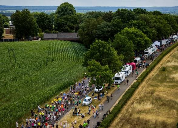 GROESBEEK - Drone photo of walkers braving the Zevenheuvelenweg on the third day of the Nijmegen Four Days Marches. Green Thursday took the walkers to the Seven Hills and past green villages such as Mook and Milsbeek. ROBIN VAN LONKHUIJSEN ANP netherlands out - belgium out  Copyright: xx x564126263x originalFilename: 564126263.jpg