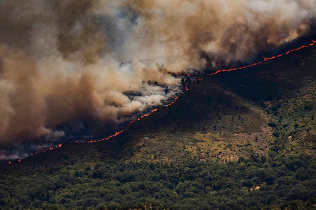 The forest fire in Burgohondo, Ávila, has been raised to IGR 2 as more than 300 hectares of forested areas are at risk. View of a thick column of smoke caused by a forest fire on July 23, 2026, in Burgohondo, Ávila, Castile and León, Spain. The Regional Government of Castile and León has raised the Potential Severity Index (IGR) to Level 2 for the wildfire that broke out in Burgohondo, Ávila, which may threaten forested areas covering more than 300 hectares and pose a serious risk to the population and non-forest assets July 23, 2026 Burgohondo, Ávila, Castile and León Burgohondo, Ávila, Castile and León, Spain  Copyright: xMateoxLanzuelax 7683043