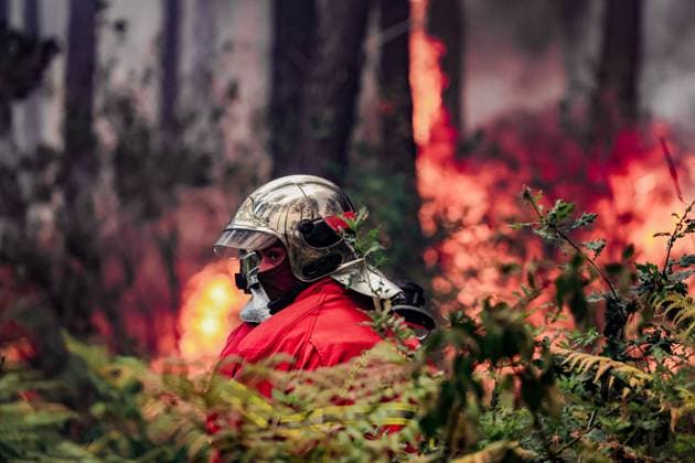 Fire in Gironde: 3,100 hectares burned between Saumos and Le Porge NEAR LEGE CAP FERRET PHOTOPQR SUD OUEST Guillaume Bonnaud GUILLAUME BONNAUD Bordeaux July 23, 2026 JULY 23, 2026 IN GIRONDE AROUND 2:30 P.M. Fire in Gironde: 3,100 hectares burned between Saumos and Le Porge NEAR LEGE CAP FERRET PH Guillaume Bonnaud Gironde, France – July 23, 2026 Firefighters battle a fast-moving wildfire in Bordeaux, Gironde, France  Copyright: xPHOTOPQR SUDxOUEST MAXPPPxGUILLAUMExBONNAUDx 20260723SDO6210 20260723SDO6210