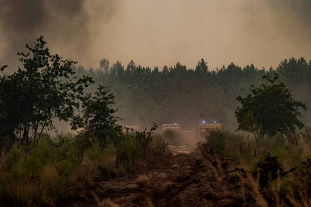 Fire in Gironde: 3,100 hectares burned between Saumos and Le Porge NEAR LEGE CAP FERRET PHOTOPQR SUD OUEST Guillaume Bonnaud GUILLAUME BONNAUD Bordeaux July 23, 2026 JULY 23, 2026 IN GIRONDE AROUND 2:30 P.M. Fire in Gironde: 3,100 hectares burned between Saumos and Le Porge NEAR LEGE CAP FERRET PH Guillaume Bonnaud Gironde, France – July 23, 2026 Firefighters battle a fast-moving wildfire in Bordeaux, Gironde, France  Copyright: xPHOTOPQR SUDxOUEST MAXPPPxGUILLAUMExBONNAUDx 20260723SDO6218 20260723SDO6218