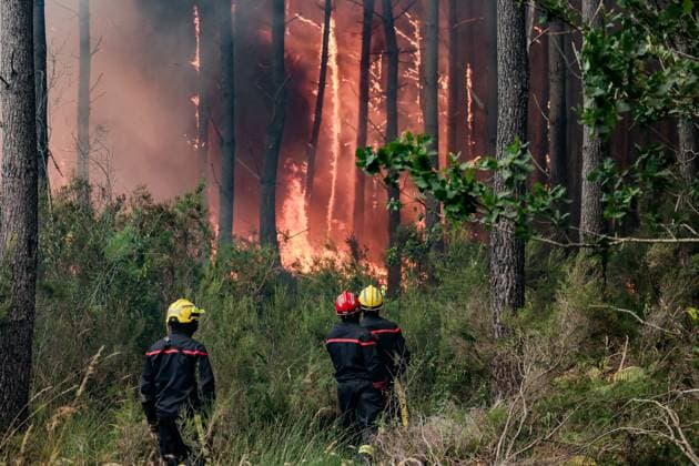 Fire in Gironde: 3,100 hectares burned between Saumos and Le Porge NEAR LEGE CAP FERRET PHOTOPQR SUD OUEST Guillaume Bonnaud GUILLAUME BONNAUD Bordeaux July 23, 2026 JULY 23, 2026 IN GIRONDE AROUND 2:30 P.M. Fire in Gironde: 3,100 hectares burned between Saumos and Le Porge NEAR LEGE CAP FERRET PH Guillaume Bonnaud Gironde, France – July 23, 2026 Firefighters battle a fast-moving wildfire in Bordeaux, Gironde, France  Copyright: xPHOTOPQR SUDxOUEST MAXPPPxGUILLAUMExBONNAUDx 20260723SDO6219 20260723SDO6219