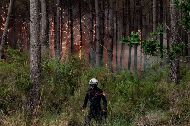 Fire in Gironde: 3,100 hectares burned between Saumos and Le Porge NEAR LEGE CAP FERRET PHOTOPQR SUD OUEST Guillaume Bonnaud GUILLAUME BONNAUD Bordeaux July 23, 2026 JULY 23, 2026 IN GIRONDE AROUND 2:30 P.M. Fire in Gironde: 3,100 hectares burned between Saumos and Le Porge NEAR LEGE CAP FERRET PH Guillaume Bonnaud Gironde, France – July 23, 2026 Firefighters battle a fast-moving wildfire in Bordeaux, Gironde, France  Copyright: xPHOTOPQR SUDxOUEST MAXPPPxGUILLAUMExBONNAUDx 20260723SDO6224 20260723SDO6224