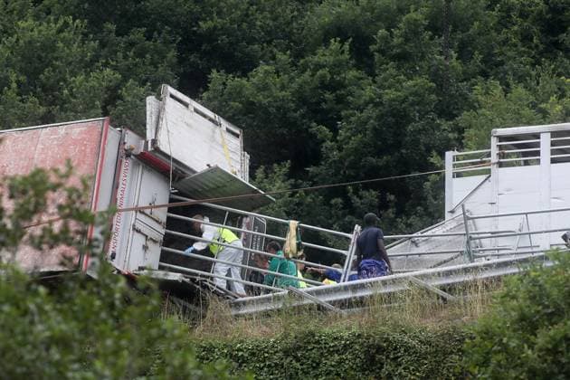 An accident involving a cattle transport truck is causing traffic delays on the A-6 in Baralla, Lugo. A group of cows traveling in the truck involved in the accident on the A-6 was evacuated, on July 23, 2026, in Baralla, Lugo, Galicia, Spain. A cattle transport truck overturned today onto a passenger car at kilometer 464 of the A-6, near the town of Baralla in Lugo, forcing the highway to be closed between kilometers 469 and 461. Traffic authorities have set up alternative detours. July 23, 2026, Spain  Copyright: xCarlosxCastrox 7683095