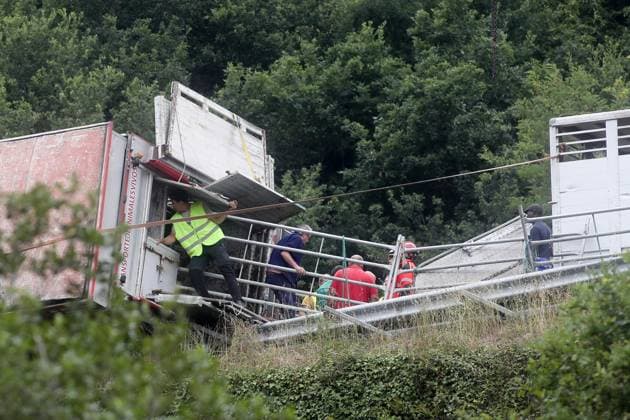 An accident involving a cattle transport truck is causing traffic delays on the A-6 in Baralla, Lugo. A group of cows traveling in the truck involved in the accident on the A-6 was evacuated, on July 23, 2026, in Baralla, Lugo, Galicia, Spain. A cattle transport truck overturned today onto a passenger car at kilometer 464 of the A-6, near the town of Baralla in Lugo, forcing the highway to be closed between kilometers 469 and 461. Traffic authorities have set up alternative detours. July 23, 2026, Spain  Copyright: xCarlosxCastrox 7683096