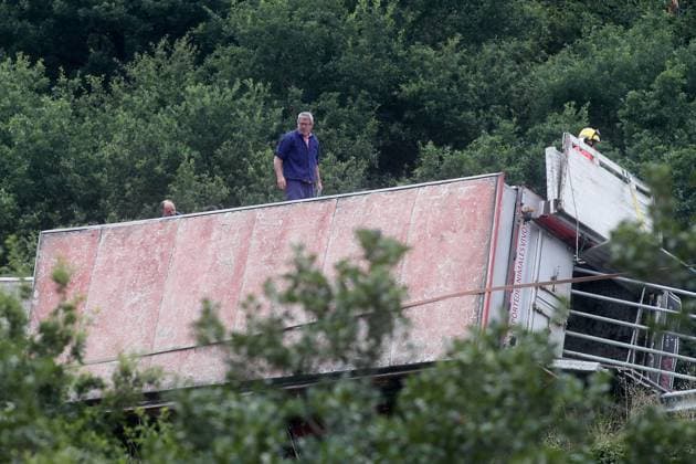 An accident involving a cattle transport truck is causing traffic delays on the A-6 in Baralla, Lugo. A group of cows traveling in the truck involved in the accident on the A-6 was evacuated, on July 23, 2026, in Baralla, Lugo, Galicia, Spain. A cattle transport truck overturned today onto a passenger car at kilometer 464 of the A-6, near the town of Baralla in Lugo, forcing the highway to be closed between kilometers 469 and 461. Traffic authorities have set up alternative detours. July 23, 2026, Spain  Copyright: xCarlosxCastrox 7683097