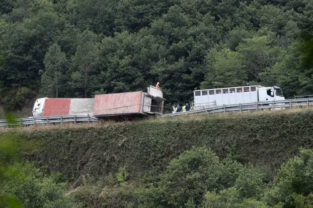 An accident involving a cattle transport truck is causing traffic delays on the A-6 in Baralla, Lugo. A group of cows traveling in the truck involved in the accident on the A-6 was evacuated, on July 23, 2026, in Baralla, Lugo, Galicia, Spain. A cattle transport truck overturned today onto a passenger car at kilometer 464 of the A-6, near the town of Baralla in Lugo, forcing the highway to be closed between kilometers 469 and 461. Traffic authorities have set up alternative detours. July 23, 2026, Spain  Copyright: xCarlosxCastrox 7683099