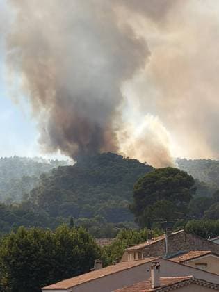Over 12,000 evacuated as wildfire hits one of France s most popular tourist destinations COTIGNAC, FRANCE - JULY 23 - RESTRICTION: COTIGNAC MA VIE EN PROVENCE VIA FACEBOOK — NO RESALE MUST ON-SCREEN COURTESY — EDITORIAL USE ONLY—: Smoke rises as more than 12,000 people had been evacuated as a wildfire continued to spread Thursday in Gironde, near Arcachon Bay, one of France s most popular tourist destinations, according to broadcaster BFM in Cotignac, France on July 23, 2026. The fire, which broke out Wednesday, has already burned around 2,400 hectares of vegetation, according to local authorities. The evacuations, carried out as a precautionary measure, affected six campsites and a residential area north of Cap-Ferret, a coastal area h  Copyright: x2026xAnadoluxCotignacx-xMaxViexenxProvencexviaxFacebookx