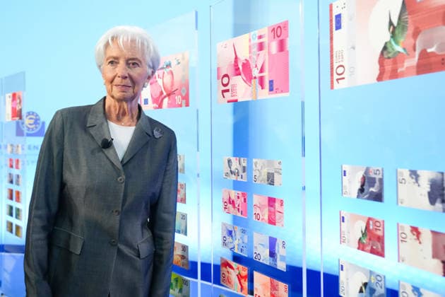 Vorstellung neuer Designvorschlaege zu EURO Banknoten durch die EZB Christine Lagarde, die Praesidentin der Europaeischen Zentralbank (EZB) an den Ausstellungstafel der engeren Auswahl von Designvorschlaegen zukuneftiger EURO Banknoten in der Europaeischen Union und des europaeischen Waehrungsraum, Frankfurt am Main, 23.07.2026 Frankfurt am Main Hessen Deutschland *** Presentation of New Design Proposals for Euro Banknotes by the ECB: Christine Lagarde, President of the European Central Bank (ECB), at the display panels featuring the shortlist of design proposals for future euro banknotes in the European Union and the euro area, Frankfurt am Main, July 23, 2026, Frankfurt am Main, Hesse, Germany