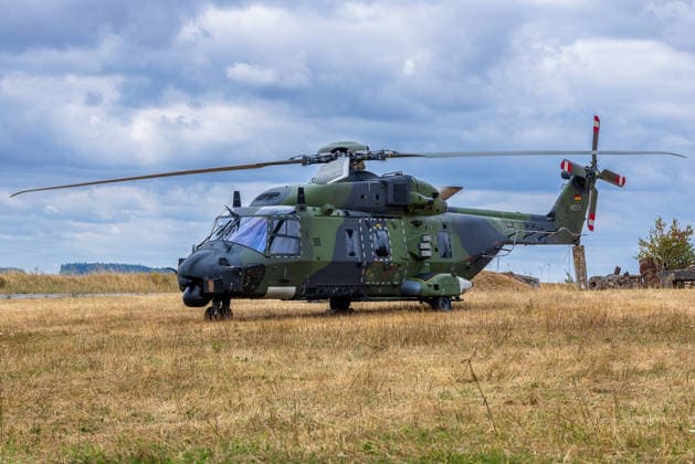 Bundesminister Boris Pistorius besucht Transporthubschrauberregiment 30, Külsheim,23.07.2026 Ein NH90 des Transporthubschrauberregiments 30 (Bundeswehr Heer) steht auf einem Übungsgelände. Das Regiment bereitet gemeinsam mit dem Aviation Utility Rotarywing Battalion 301 einen NATO-Hubschraubereinsatzverband für mögliche Einsätze an der Ostflanke vor. Hardheim Baden-Württemberg Deutschland *** Federal Minister Boris Pistorius visits Transport Helicopter Regiment 30, Külsheim,July 23, 2026 An NH90 from the Bundeswehr Army’s 30th Transport Helicopter Regiment stands on a training range. Together with the Aviation Utility Rotary-Wing Battalion 301, the regiment is preparing a NATO helicopter task force for potential missions on the east 20260723-1V9A5886-M4000