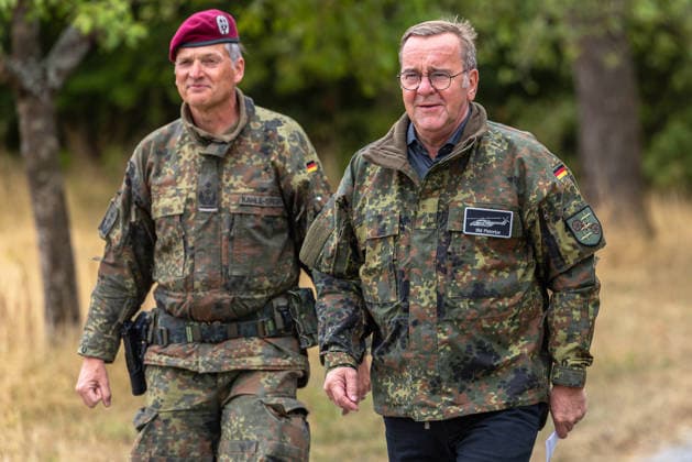 Bundesminister Boris Pistorius besucht Transporthubschrauberregiment 30, Külsheim,23.07.2026 Bundesverteidigungsminister Boris Pistorius (r.) und Oberst Roger Kahle-Specht, Kommandeur Transporthubschrauberregiment 30 Tauberfranken , beim Besuch des Übungsplatzes. Pistorius wirkt konzentriert und zugewandt. Beide tragen Flecktarn-Uniform der Bundeswehr. Hardheim Baden-Württemberg Deutschland *** Federal Minister Boris Pistorius Visits Transport Helicopter Regiment 30, Külsheim, July 23, 2026 Federal Minister of Defense Boris Pistorius and Colonel Roger Kahle Specht, commander of Transport Helicopter Regiment 30 Tauberfranken, during a visit to the training area. Pistorius appears focused and engaged. Both are wearing the Bundeswehr’s Fl 20260723-1V9A5909-M4000