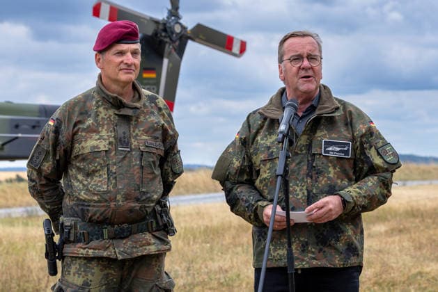 Bundesminister Boris Pistorius besucht Transporthubschrauberregiment 30, Külsheim,23.07.2026 Verteidigungsminister Boris Pistorius (rechts) spricht an einem Mikrofon, im Hintergrund ein NH90-Transporthubschrauber der Bundeswehr. Sein Gesichtsausdruck wirkt konzentriert und sachlich. Links steht Oberst Roger Kahle-Specht, Kommandeur Transporthubschrauberregiment 30, mit ruhiger, aufmerksamer Haltung. Beide tragen Flecktarn-Uniform. Hardheim Baden-Württemberg Deutschland *** Federal Minister Boris Pistorius visits Transport Helicopter Regiment 30 in Külsheim, July 23, 2026. Defense Minister Boris Pistorius (right) speaks into a microphone, with a Bundeswehr NH90 transport helicopter in the background. His expression appears focused and bus 20260723-1V9A5952-M4000