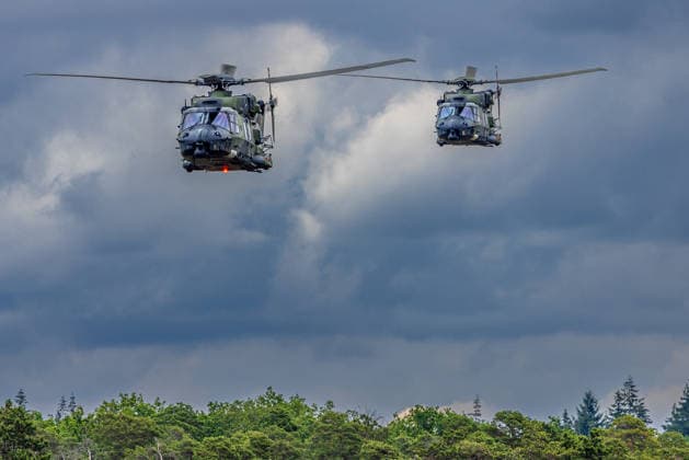 Bundesminister Boris Pistorius besucht Transporthubschrauberregiment 30, Külsheim,23.07.2026 Zwei Transporthubschrauber vom Typ NH90 des Transporthubschrauberregiments 30 fliegen in enger Formation bei wechselhaftem Wetter. Das Regiment bereitet gemeinsam mit dem Aviation Utility Rotarywing Battalion 301 einen NATO-Hubschraubereinsatzverband für mögliche Einsätze an der NATO-Ostflanke vor. Hardheim Baden-Württemberg Deutschland *** Federal Minister Boris Pistorius visits Transport Helicopter Regiment 30 in Külsheim,July 23, 2026 Two NH90 transport helicopters from Transport Helicopter Regiment 30 fly in close formation amid changeable weather. Together with Aviation Utility Rotary-Wing Battalion 301, the regiment is preparing a NATO h 20260723-286A2495-M4000