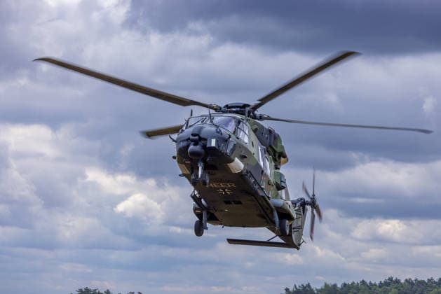 Bundesminister Boris Pistorius besucht Transporthubschrauberregiment 30, Külsheim,23.07.2026 Ein NH90-Transporthubschrauber des Heeres der Bundeswehr (Transporthubschrauberregiment 30 Tauberfranken ) im Tiefflug vor bewölktem Himmel. Die Maschine demonstriert einen Konturenflug im Rahmen der NATO-Vorbereitung. Hardheim Baden-Württemberg Deutschland *** Federal Minister Boris Pistorius visits Transport Helicopter Regiment 30, Külsheim,July 23, 2026: A Bundeswehr Army NH90 transport helicopter from Transport Helicopter Regiment 30 Tauberfranken flies at low altitude against a cloudy sky. The aircraft is demonstrating a contour flight as part of NATO preparations in Hardheim, Baden-Württemberg, Germany. 20260723-286A2569-M4000