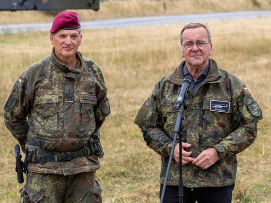 Bundesminister Boris Pistorius besucht Transporthubschrauberregiment 30, Külsheim,23.07.2026 Bundesverteidigungsminister Boris Pistorius (rechts, in Flecktarn-Feldjacke) steht vor einem Mikrofon und spricht mit leicht zusammengepressten Lippen und ernstem, konzentriertem Ausdruck. Links neben ihm Oberst Roger Kahle-Specht (Kommandeur Transporthubschrauberregiment 30) in Flecktarn-Uniform mit bordeauxrotem Barett. Hardheim Baden-Württemberg Deutschland *** Federal Minister Boris Pistorius visits Transport Helicopter Regiment 30, Külsheim, July 23, 2026. Federal Minister of Defense Boris Pistorius (right), wearing a Flecktarn field jacket, stands in front of a microphone and speaks with his lips slightly pursed and a serious, focused expre 20260723-1V9A6018-M4000