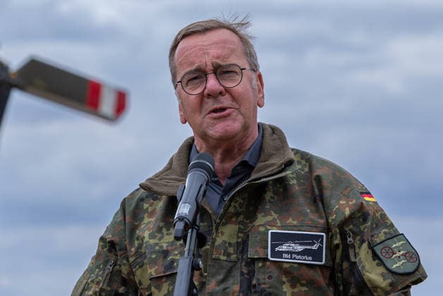 Bundesminister Boris Pistorius besucht Transporthubschrauberregiment 30, Külsheim,23.07.2026 Bundesverteidigungsminister Boris Pistorius spricht vor einem Mikrofon, gekleidet in Bundeswehr-Flecktarn-Jacke mit Namensschild BM Pistorius . Sein Gesichtsausdruck wirkt ernst und konzentriert, der Blick leicht zusammengezogen der Eindruck ist der eines aufmerksam Redenden. Hardheim Baden-Württemberg Deutschland *** Federal Minister Boris Pistorius visits Transport Helicopter Regiment 30, Külsheim, July 23, 2026 Federal Minister of Defense Boris Pistorius speaks into a microphone, wearing a Bundeswehr camouflage jacket with a name tag reading BM Pistorius. His expression is serious and focused, his eyes slightly narrowed; he gives the im 20260723-1V9A6050-M4000