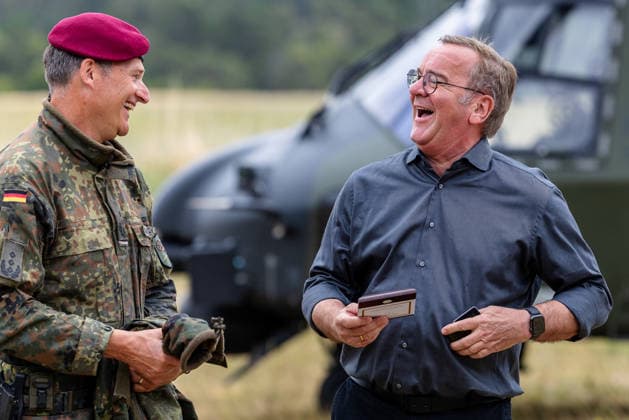 Bundesminister Boris Pistorius besucht Transporthubschrauberregiment 30, Külsheim,23.07.2026 Verteidigungsminister Boris Pistorius (rechts) lacht herzlich beim Abschied mit Oberst Roger Kahle-Specht, Kommandeur des Transporthubschrauberregiments 30 Tauberfranken . Im Hintergrund ist ein Hubschrauber des Regiments zu sehen. Pistorius wirkt sichtlich gut gelaunt und entspannt. Hardheim Baden-Württemberg Deutschland *** Federal Minister Boris Pistorius visits Transport Helicopter Regiment 30, Külsheim, July 23, 2026. Defense Minister Boris Pistorius (right) laughs heartily as he says goodbye to Colonel Roger Kahle Specht, commander of Transport Helicopter Regiment 30 Tauberfranken. A helicopter from the regiment can be seen in the backgrou 20260723-1V9A6072-M4000