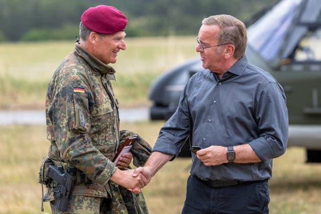 Bundesminister Boris Pistorius besucht Transporthubschrauberregiment 30, Külsheim,23.07.2026 Verteidigungsminister Boris Pistorius (r.) verabschiedet sich lächelnd per Handschlag von Oberst Roger Kahle-Specht, Kommandeur des Transporthubschrauberregiments 30 Tauberfranken . Pistorius wirkt aufgeschlossen und gut gelaunt. Im Hintergrund ist ein Hubschrauber der Bundeswehr zu sehen. Hardheim Baden-Württemberg Deutschland *** Federal Minister Boris Pistorius visits Transport Helicopter Regiment 30, Külsheim, July 23, 2026. Defense Minister Boris Pistorius smiles as he shakes hands with Colonel Roger Kahle Specht, commander of Transport Helicopter Regiment 30 Tauberfranken. Pistorius appears open and in good spirits. A Bundeswehr helicop 20260723-1V9A6081-M4000