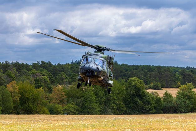 Bundesminister Boris Pistorius besucht Transporthubschrauberregiment 30, Külsheim,23.07.2026 Ein NH90-Transporthubschrauber der Bundeswehr im Tiefflug ueber einem Sommerfeld. Das Transporthubschrauberregiment 30 Tauberfranken trainiert gemeinsam mit dem Aviation Utility Rotarywing Battalion 301 fuer einen NATO-Hubschraubereinsatzverband an der Ostflanke. Hardheim Baden-Württemberg Deutschland *** Federal Minister Boris Pistorius visits Transport Helicopter Regiment 30, Külsheim,July 23, 2026 A Bundeswehr NH90 transport helicopter flying low over a summer field. Transport Helicopter Regiment 30 Tauberfranken is training together with Aviation Utility Rotary-Wing Battalion 301 for a NATO helicopter missionon the eastern flank near Hardhe 20260723-1V9A6131-M4000