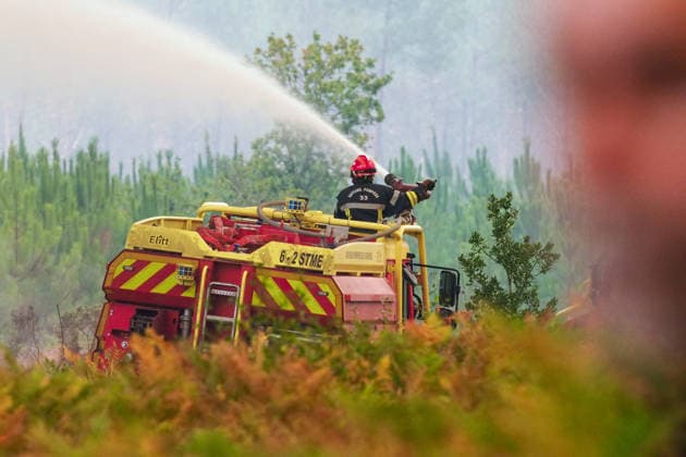 Fire in Gironde: Flames Are Approaching Lège-Cap-Ferret, France, July 23, 2026. The intense fire that broke out on Wednesday, July 22, at 12:00 p.m. in Saumos, Gironde, has burned more than 31 km² of forest. Since yesterday, nearly 20,000 people have been evacuated as a precaution or are in the process of being evacuated. 700 firefighters have been deployed to the scene, with aerial support. Guillaume Collet Bestimage Wildfire in Gironde: Flames Closing In on Lège-Cap-Ferret, France, July 23, 2026 The intense fire that broke out at noon on Wednesday, July 22, in Saumos, Gironde, has burned more than 31 square kilometers of forest. Since yesterday, nearly 20,000 people have been—or are currently being—evacuated as a precaution. 700 firefigh  Copyright: xGuillaumexCollet BestimagexGuillaumexCollet Bestimagex