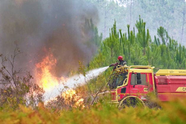 Fire in Gironde: Flames Are Approaching Lège-Cap-Ferret, France, July 23, 2026. The intense fire that broke out on Wednesday, July 22, at 12:00 p.m. in Saumos, Gironde, has burned more than 31 km² of forest. Since yesterday, nearly 20,000 people have been evacuated as a precaution or are in the process of being evacuated. 700 firefighters have been deployed to the scene, with aerial support. Guillaume Collet Bestimage Wildfire in Gironde: Flames Closing In on Lège-Cap-Ferret, France, July 23, 2026 The intense fire that broke out at noon on Wednesday, July 22, in Saumos, Gironde, has burned more than 31 square kilometers of forest. Since yesterday, nearly 20,000 people have been—or are currently being—evacuated as a precaution. 700 firefigh  Copyright: xGuillaumexCollet BestimagexGuillaumexCollet Bestimagex