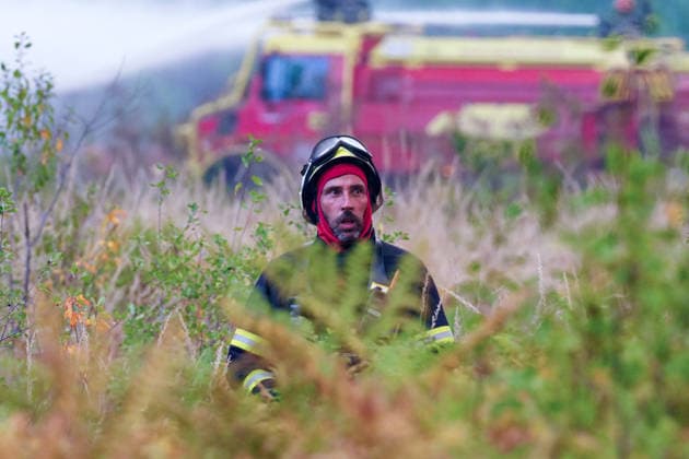 Fire in Gironde: Flames Are Approaching Lège-Cap-Ferret, France, July 23, 2026. The intense fire that broke out on Wednesday, July 22, at 12:00 p.m. in Saumos, Gironde, has burned more than 31 km² of forest. Since yesterday, nearly 20,000 people have been evacuated as a precaution or are in the process of being evacuated. 700 firefighters have been deployed to the scene, with aerial support. Guillaume Collet Bestimage Wildfire in Gironde: Flames Closing In on Lège-Cap-Ferret, France, July 23, 2026 The intense fire that broke out at noon on Wednesday, July 22, in Saumos, Gironde, has burned more than 31 square kilometers of forest. Since yesterday, nearly 20,000 people have been—or are currently being—evacuated as a precaution. 700 firefigh  Copyright: xGuillaumexCollet BestimagexGuillaumexCollet Bestimagex