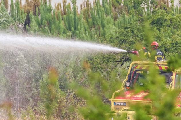 Fire in Gironde: Flames Are Approaching Lège-Cap-Ferret, France, July 23, 2026. The intense fire that broke out on Wednesday, July 22, at 12:00 p.m. in Saumos, Gironde, has burned more than 31 km² of forest. Since yesterday, nearly 20,000 people have been evacuated as a precaution or are in the process of being evacuated. 700 firefighters have been deployed to the scene, with aerial support. Guillaume Collet Bestimage Wildfire in Gironde: Flames Closing In on Lège-Cap-Ferret, France, July 23, 2026 The intense fire that broke out at noon on Wednesday, July 22, in Saumos, Gironde, has burned more than 31 square kilometers of forest. Since yesterday, nearly 20,000 people have been—or are currently being—evacuated as a precaution. 700 firefigh  Copyright: xGuillaumexCollet BestimagexGuillaumexCollet Bestimagex