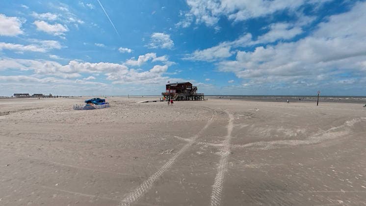 Strandleben am Strand von Sankt Peter-Ording Impressionen. StrandcafÃ Silbermöwe. Sankt Peter Ordning, Schleswig-Holstein, DEU, Deutschland, 23.07.2026 *** Beach Life at Sankt Peter Ording Beach: Scenes from the Silbermöwe Beach Café, Sankt Peter Ording, Schleswig-Holstein, DEU, Germany, July 23, 2026
