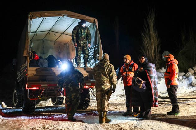 Severe storm in Chile causes the death of at least 13 people and leaves more than 60,000 isolated ALTO DEL CARMEN, CHILE - JULY 23: Residents evacuate after being rescued by military personnel in Alto del Carmen, following an unusually severe storm that struck northern Chile, in Alto del Carmen, Chile, on July 23. According to authorities, the death toll has risen to 13 and four people remain missing as a result of the storm, which has affected 10 of Chile s 16 regions since July 16. The storm has also left some 63,000 people isolated and damaged more than 24,400 homes, including 100 that were destroyed, Chilean authorities reported. Lucas Aguayo Araos Anadolu Alto del carmen Chile. Editorial use only. Please get in touch for any other us  Copyright: x2026xAnadoluxLucasxAguayoxAraosx