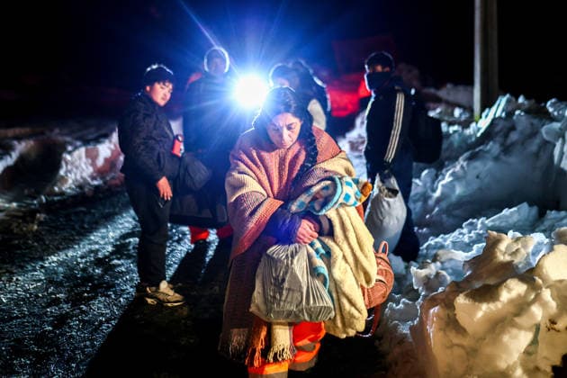 Severe storm in Chile causes the death of at least 13 people and leaves more than 60,000 isolated ALTO DEL CARMEN, CHILE - JULY 23: Residents evacuate after being rescued by military personnel in Alto del Carmen, following an unusually severe storm that struck northern Chile, in Alto del Carmen, Chile, on July 23. According to authorities, the death toll has risen to 13 and four people remain missing as a result of the storm, which has affected 10 of Chile s 16 regions since July 16. The storm has also left some 63,000 people isolated and damaged more than 24,400 homes, including 100 that were destroyed, Chilean authorities reported. Lucas Aguayo Araos Anadolu Alto del carmen Chile. Editorial use only. Please get in touch for any other us  Copyright: x2026xAnadoluxLucasxAguayoxAraosx