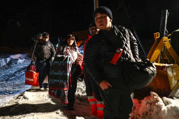 Severe storm in Chile causes the death of at least 13 people and leaves more than 60,000 isolated ALTO DEL CARMEN, CHILE - JULY 23: Residents evacuate after being rescued by military personnel in Alto del Carmen, following an unusually severe storm that struck northern Chile, in Alto del Carmen, Chile, on July 23. According to authorities, the death toll has risen to 13 and four people remain missing as a result of the storm, which has affected 10 of Chile s 16 regions since July 16. The storm has also left some 63,000 people isolated and damaged more than 24,400 homes, including 100 that were destroyed, Chilean authorities reported. Lucas Aguayo Araos Anadolu Alto del carmen Chile. Editorial use only. Please get in touch for any other us  Copyright: x2026xAnadoluxLucasxAguayoxAraosx