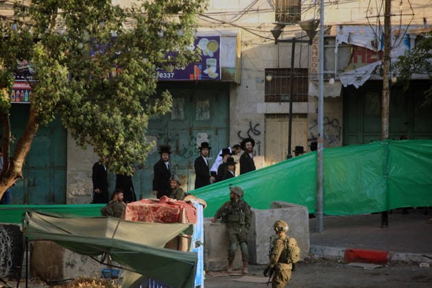 Israeli security forces deploy in Hebron city center Members of the Israeli security forces deploy in the Bab al-Zawiya area in the center of the West Bank city of Hebron on July 23, 2026, while closing streets and restricting the movement of Palestinians to secure the entry of Israeli settlers into the area, according to witnesses. Residents said the measures disrupted daily movement and forced a number of shops to close during the settlers visit. Photo by Mamoun Wazwaz apaimages Hebron West Bank Palestinian Territory 230726_Hebron_MW_00(37) Copyright: xapaimagesxMamounxWazwazx xapaimagesx