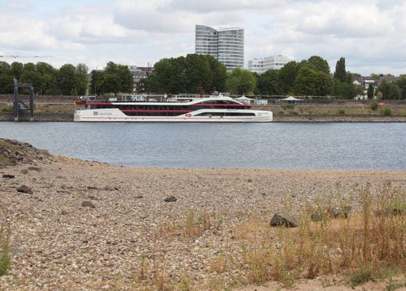 23.07.2026, Deutschland, NRW, Wetter, Hitze, Trockenheit, Klima, Der Rhein in Düsseldorf bei Niedrigwasser, niedriger Wasserstand, Pegel, Schiffe, Schiffsverkehr, Deutschland *** July 23, 2026, Germany, North Rhine-Westphalia, Weather, Heat, Drought, Climate, The Rhine in Düsseldorf during low water, low water level, water level, ships, shipping traffic, Germany Copyright: xD.xKerlekin SnowfieldxPhotographyx SF230726RheinD9