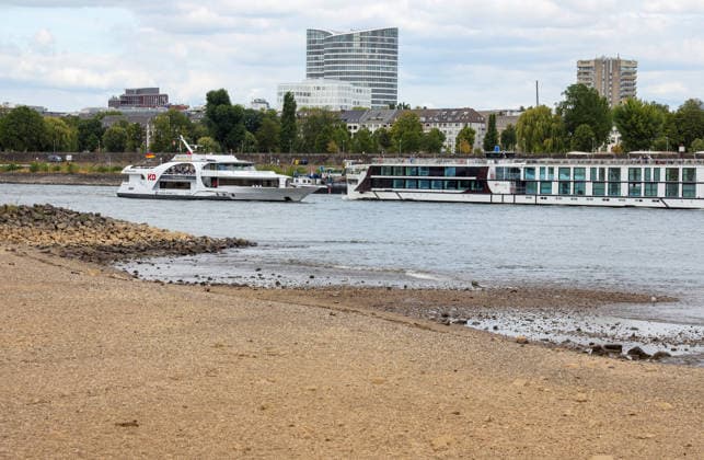 23.07.2026, Deutschland, NRW, Wetter, Hitze, Trockenheit, Klima, Der Rhein in Düsseldorf bei Niedrigwasser, niedriger Wasserstand, Pegel, Schiffe, Schiffsverkehr, Deutschland *** July 23, 2026, Germany, North Rhine-Westphalia, Weather, Heat, Drought, Climate, The Rhine in Düsseldorf during low water, low water level, water level, ships, shipping traffic, Germany Copyright: xD.xKerlekin SnowfieldxPhotographyx SF230726RheinD34jpg