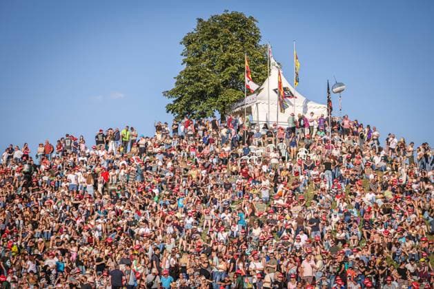 DasFest2025 am 23.07.2026 in Karlsruhe (Günter-Klotz-Anlage), Germany Der Mount Klotz dieses Jahr. Es fehlt ein Ikonischer weiterer Baum beim Pavilion, der durch einen Sturm beschädigt wurde bei der Hauptbühne bei DAS FEST 2026. Karlsruhe Günter-Klotz-Anlage Baden-Württemberg Germany *** DasFest2025 on July 23, 2026, at the Günter Klotz Park in Karlsruhe, Germany Mount Klotz this year: An iconic tree near the pavilion is missing; it was damaged by a storm near the main stage at DAS FEST 2026 in Karlsruhe at the Günter Klotz Complex, Baden-Württemberg, Germany