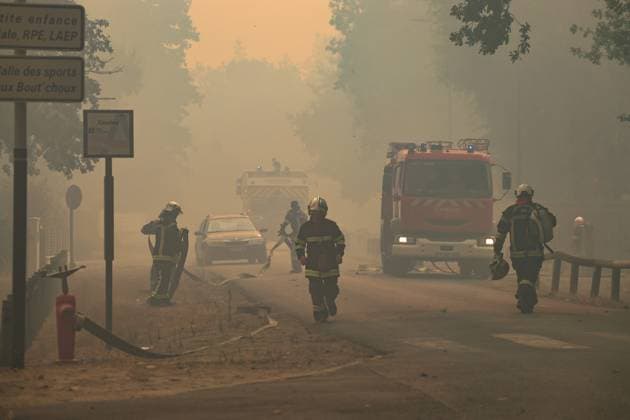 Fires in Gironde, Lège-Cap-Ferret PHOTOPQR SUD OUEST Photo by Fabien Cottereau Lège-Cap-Ferret July 23, 2026 Fires in Gironde The first houses affected by the flames in Lège-Cap-Ferret, behind the sports arena, the town is being evacuated Gironde, France – July 23, 2026 Firefighters battle a fast-moving wildfire in Lège-Cap-Ferret, Gironde, France  Copyright: xPHOTOPQR SUDxOUEST MAXPPPxPhotoxFabienxCottereaux 20260723SDO6878 20260723SDO6878