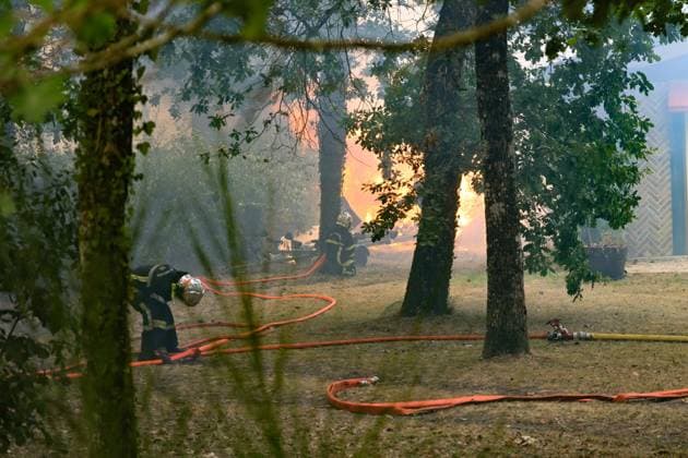 Fires in Gironde, Lège-Cap-Ferret PHOTOPQR SUD OUEST Photo by Fabien Cottereau Lège-Cap-Ferret July 23, 2026 Fires in Gironde The first houses affected by the flames in Lège-Cap-Ferret, behind the sports arena, the town is being evacuated Gironde, France – July 23, 2026 Firefighters battle a fast-moving wildfire in Lège-Cap-Ferret, Gironde, France  Copyright: xPHOTOPQR SUDxOUEST MAXPPPxPhotoxFabienxCottereaux 20260723SDO6882 20260723SDO6882