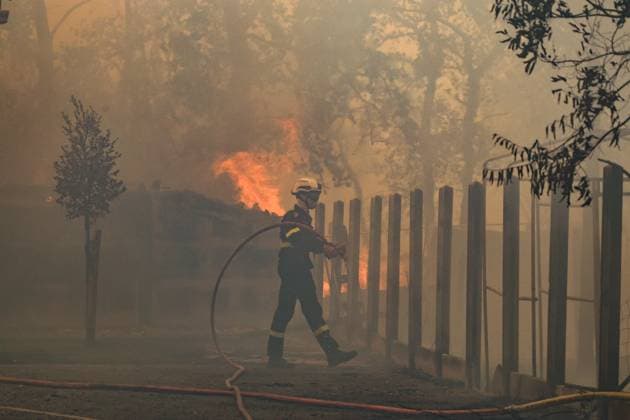 Fires in Gironde, Lège-Cap-Ferret PHOTOPQR SUD OUEST Photo by Fabien Cottereau Lège-Cap-Ferret July 23, 2026 Fires in Gironde The first houses affected by the flames in Lège-Cap-Ferret, behind the sports arena, the town is being evacuated Gironde, France – July 23, 2026 Firefighters battle a fast-moving wildfire in Lège-Cap-Ferret, Gironde, France  Copyright: xPHOTOPQR SUDxOUEST MAXPPPxPhotoxFabienxCottereaux 20260723SDO6884 20260723SDO6884